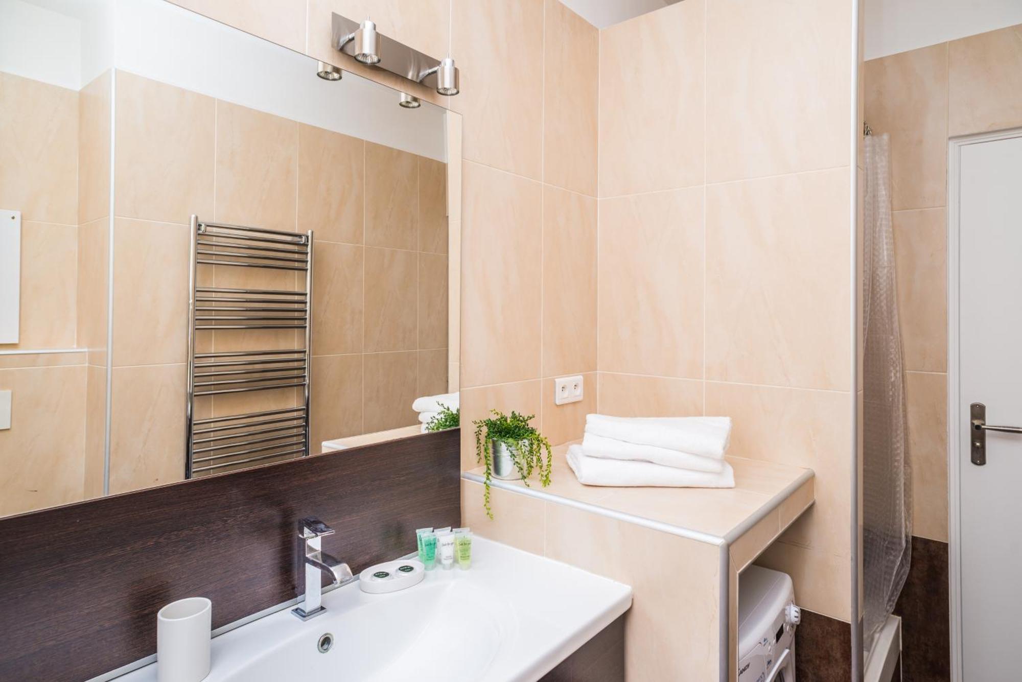 Modern 2-Bedroom City Center Apartment نيس المظهر الخارجي الصورة